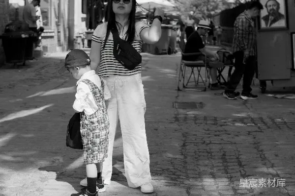 高清摄影 街角的母子时光