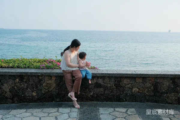 高清摄影 海边漫步的母女时光