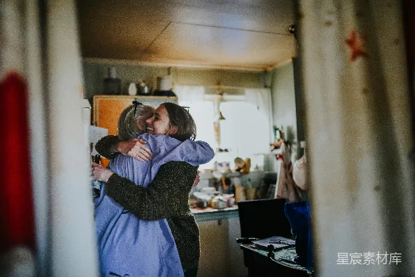 高清摄影 温馨的拥抱：家中的温馨时刻