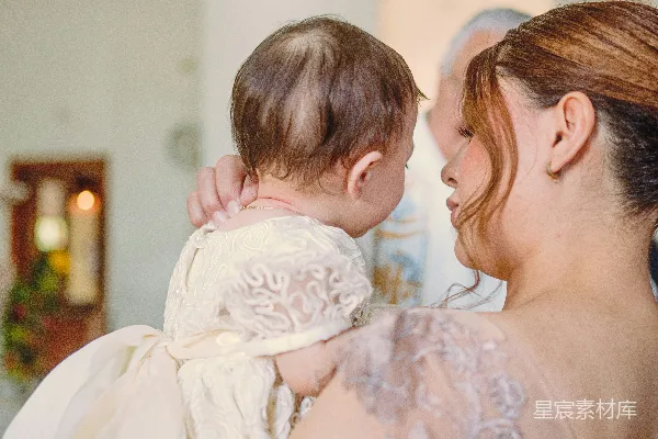 高清摄影 温馨的拥抱：母亲与婴儿的亲密时光