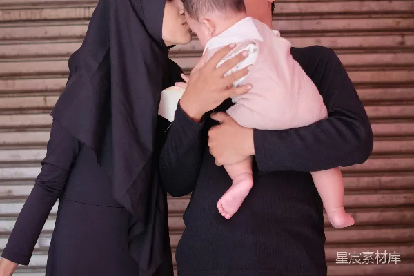 高清摄影 幸福的瞬间：父母与新生婴儿的温馨时刻