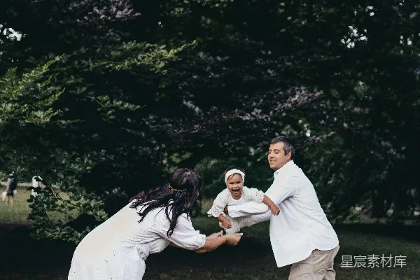 高清摄影 温馨家庭的户外时光