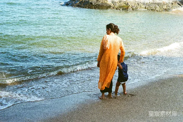 高清摄影 海边的母子时光