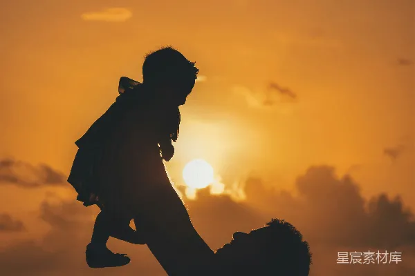 高清摄影 夕阳下的父女情