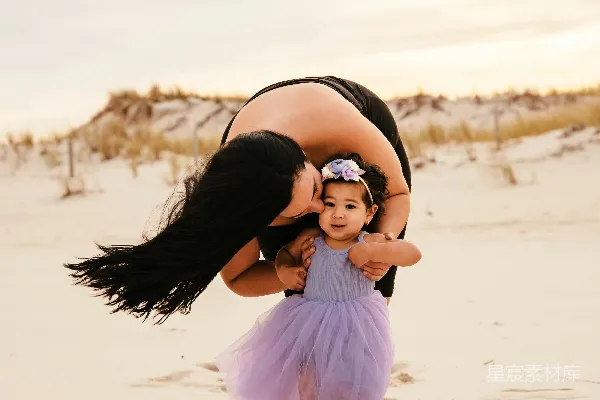 高清摄影 母女在沙滩上的温馨瞬间