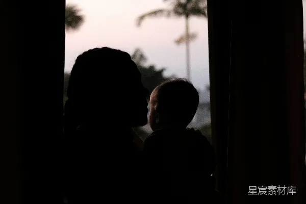 高清摄影 母子窗前剪影