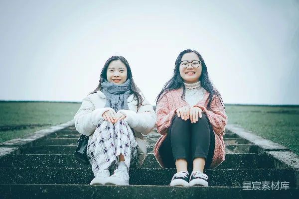 高清摄影 青春时光：姐妹俩的微笑户外