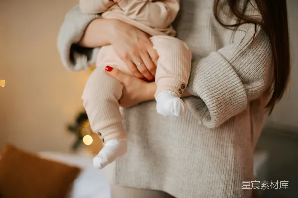 高清摄影 温暖怀抱：母亲与婴儿的温馨时刻