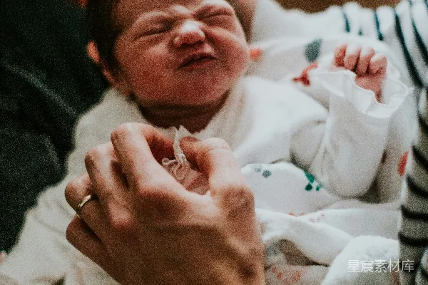 高清摄影 新生婴儿的第一次啼哭