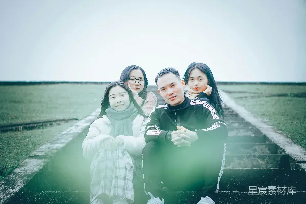 高清摄影 青春时光：田间小径上的友谊