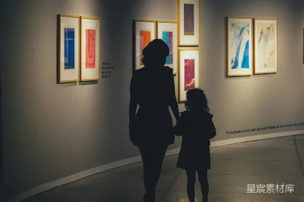 高清摄影 母女共赏艺术展