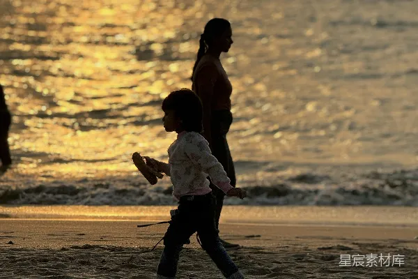 高清摄影 夕阳下的海滩漫步