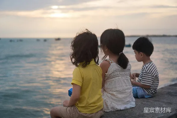 高清摄影 夕阳下的海边时光