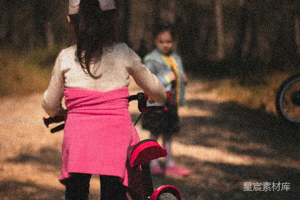 高清摄影 童年趣事：森林中的自行车时光