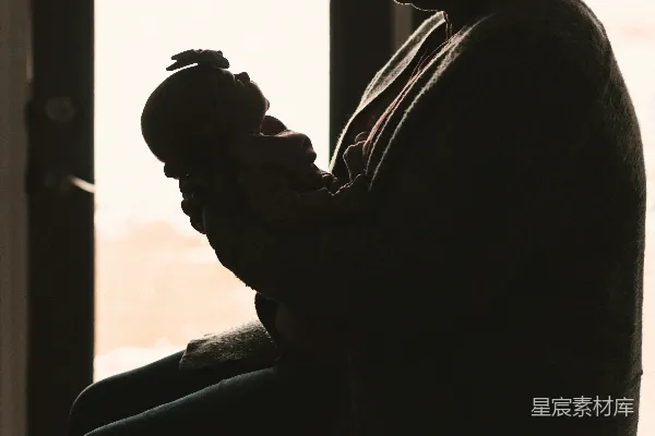 高清摄影 母爱的剪影：温馨的亲子时光