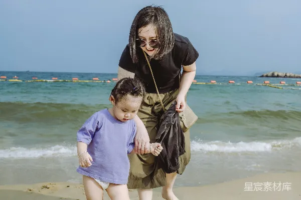 高清摄影 海滩上的亲子时光