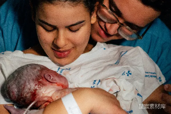 高清摄影 新生婴儿的温馨时刻