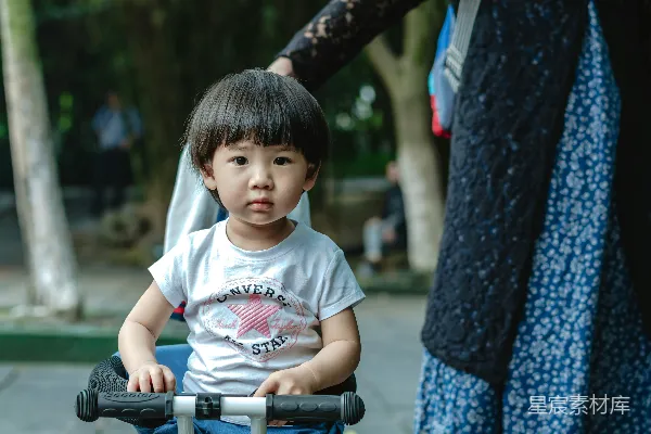高清摄影 童年的乐趣：母子共度美好时光