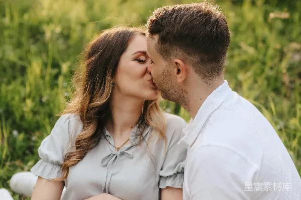 高清摄影 温馨的户外爱情瞬间