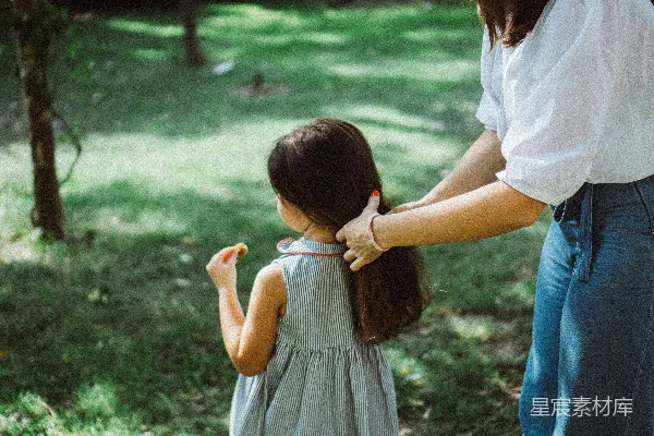 高清摄影 母女同行的温馨时光
