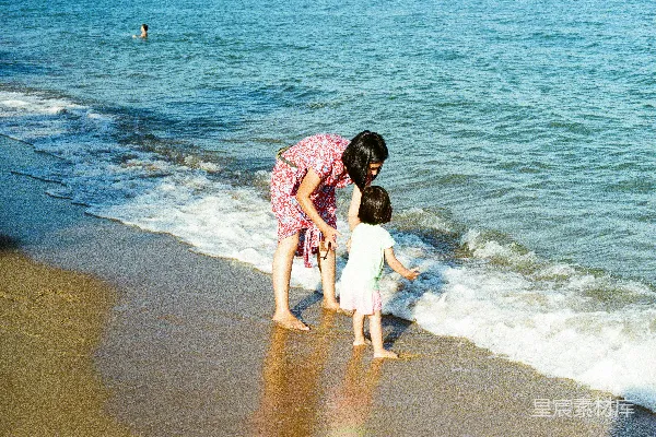高清摄影 海边的亲子时光