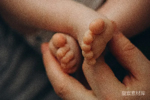 高清摄影 温柔的拥抱：宝宝的小脚丫