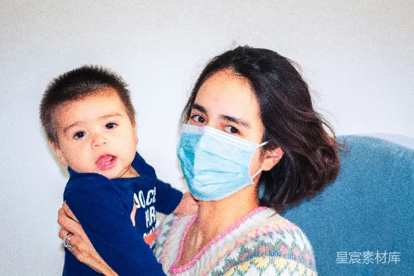 高清摄影 温馨母子戴口罩照