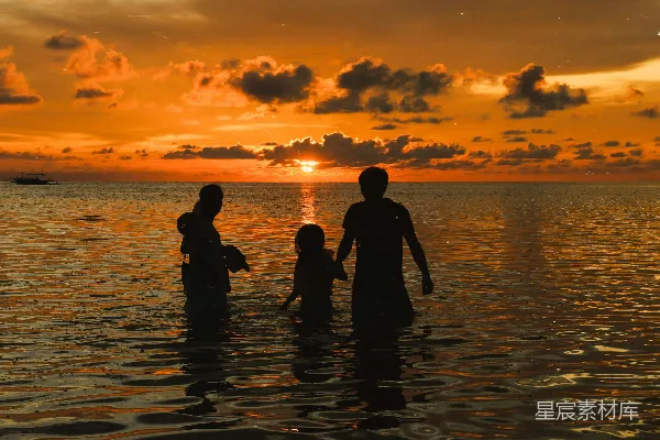 高清摄影 夕阳下的海边家庭