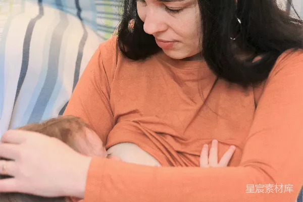 高清摄影 母爱瞬间：温馨哺乳时刻
