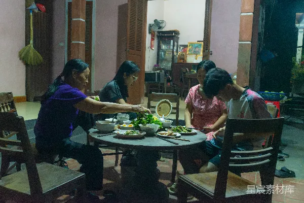 高清摄影 家庭聚餐的温馨时光