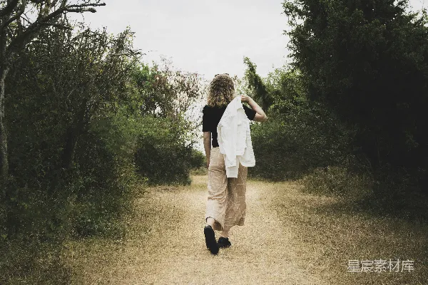 高清摄影 背影中的自然漫步