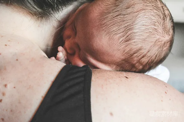 高清摄影 母乳喂养的温馨时刻