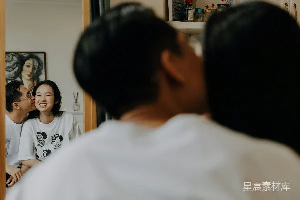 高清摄影 后视镜中的甜蜜时刻