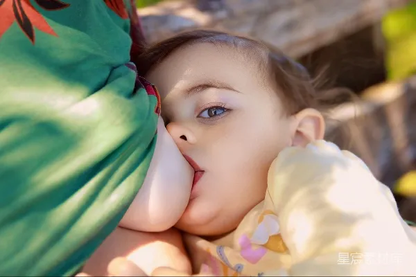 高清摄影 母乳喂养的温馨时刻