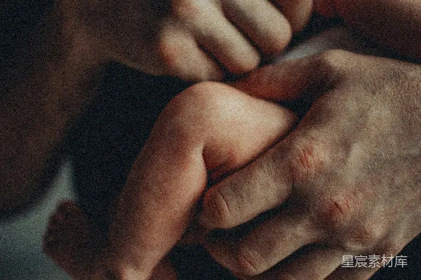 高清摄影 爱的纽带：双手托举新生婴儿
