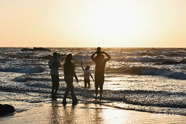 高清摄影 夕阳下温馨的家庭时光