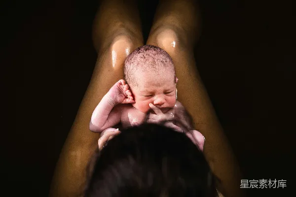 高清摄影 新生婴儿与母亲的亲密瞬间