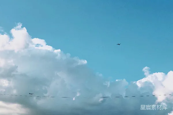 高清摄影 蓝天白云下的飞行