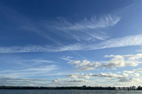 高清摄影 蓝天白云下的宁静湖景
