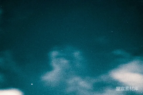 高清摄影 夜空中的云与星星