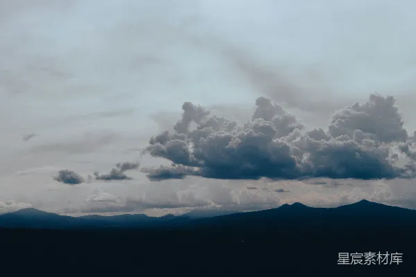 高清摄影 阴云密布的山景