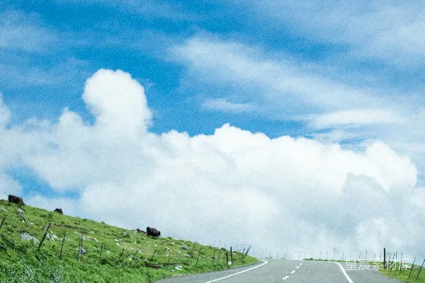 高清摄影 蜿蜒山路与蓝天白云