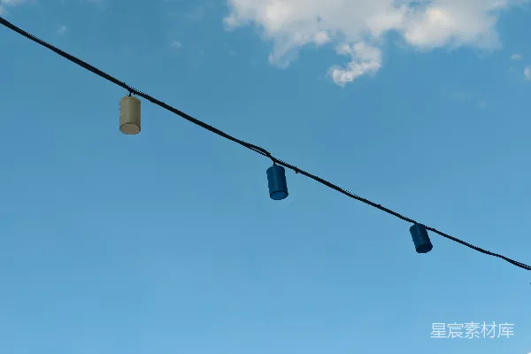 高清摄影 蓝天下的串灯