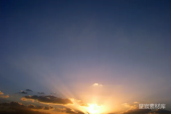 高清摄影 夕阳西下，光束穿透云层