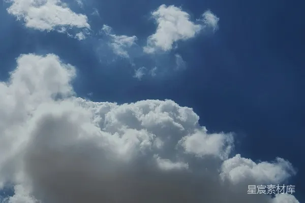 高清摄影 晴空万里，云彩飘浮