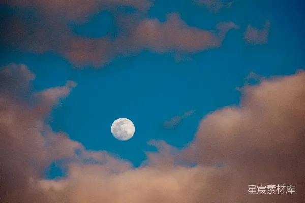 高清摄影 夜空中的月亮与云朵