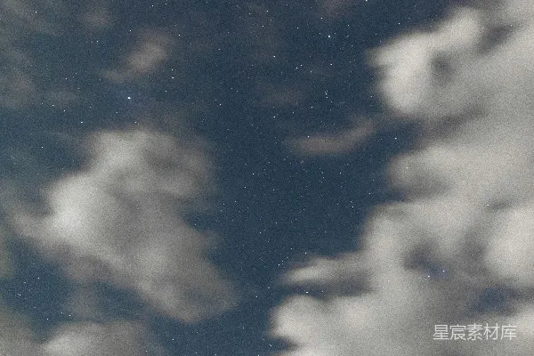 高清摄影 夜空中的星云与云朵