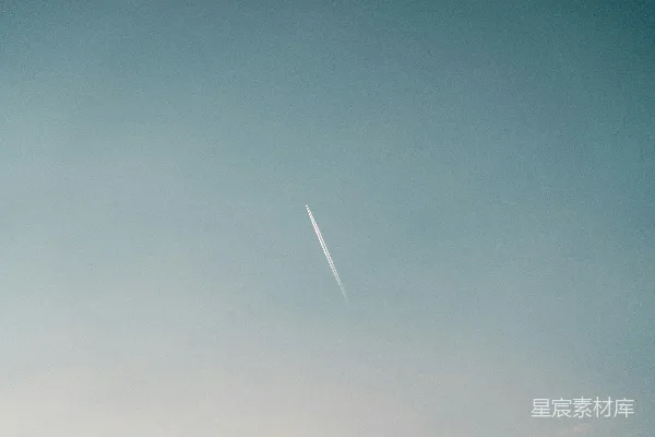 高清摄影 蓝天上的飞机尾迹
