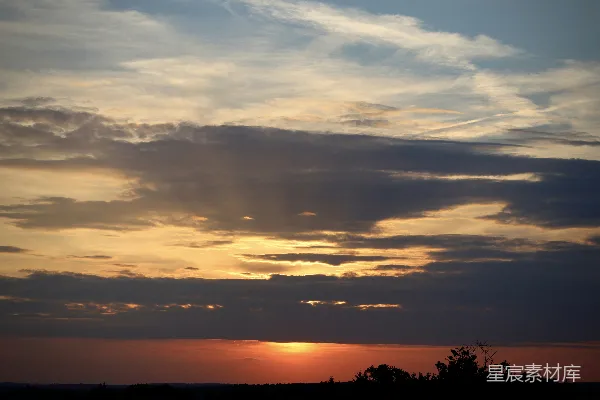 高清摄影 夕阳西下，云层的壮丽景色