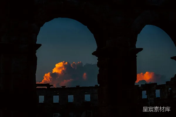 高清摄影 夕阳透过废墟的剪影